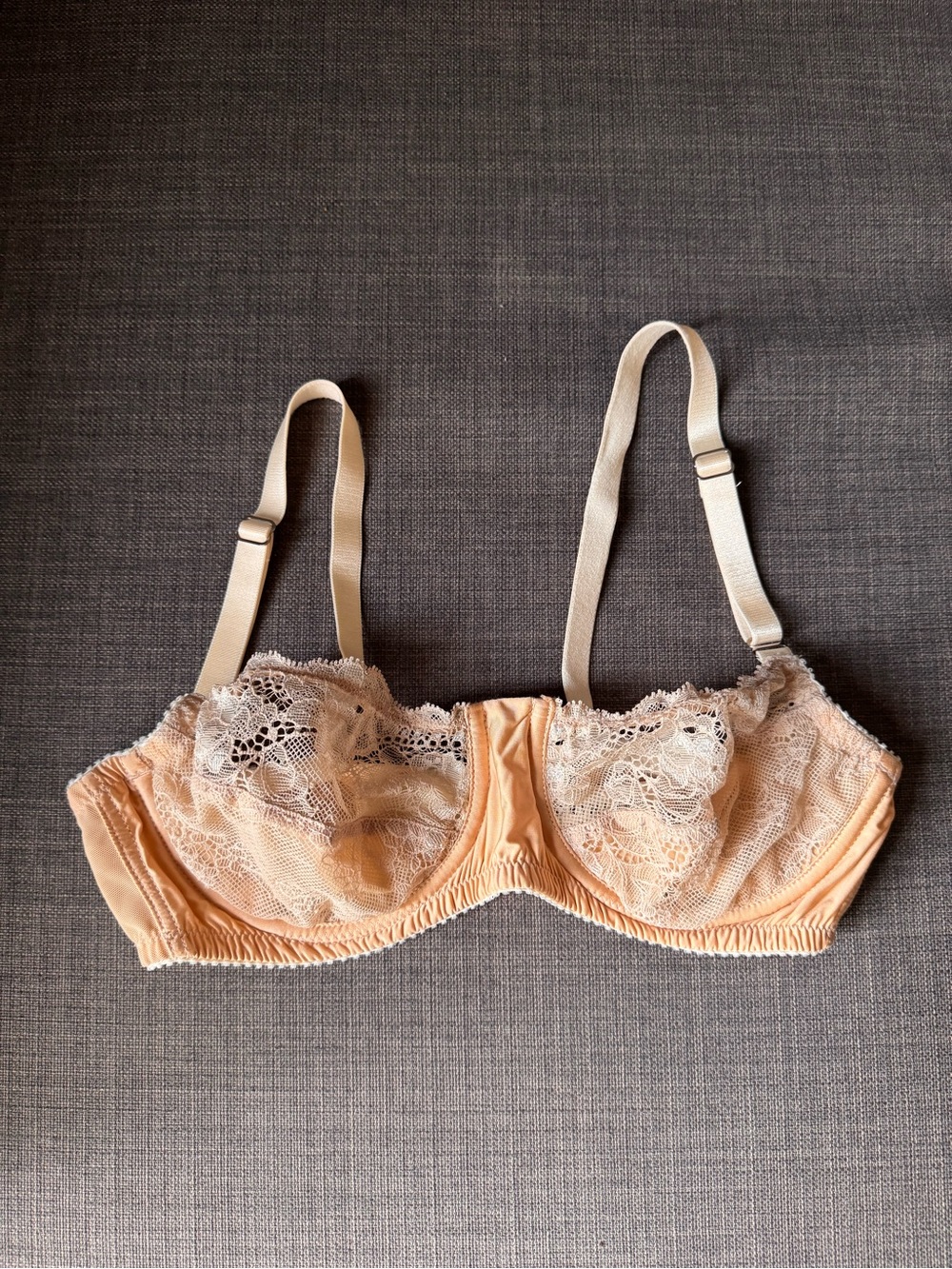 Delicate Lace Underwire Bra in Peach-Cream